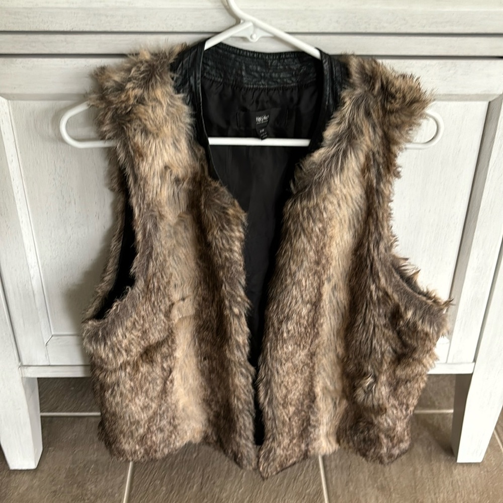 Woman’s Taupe Faux Fur Vest with Faux Leather neck.  Size Medium.